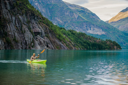 Hva er forskjellen mellom kajakk og kano?